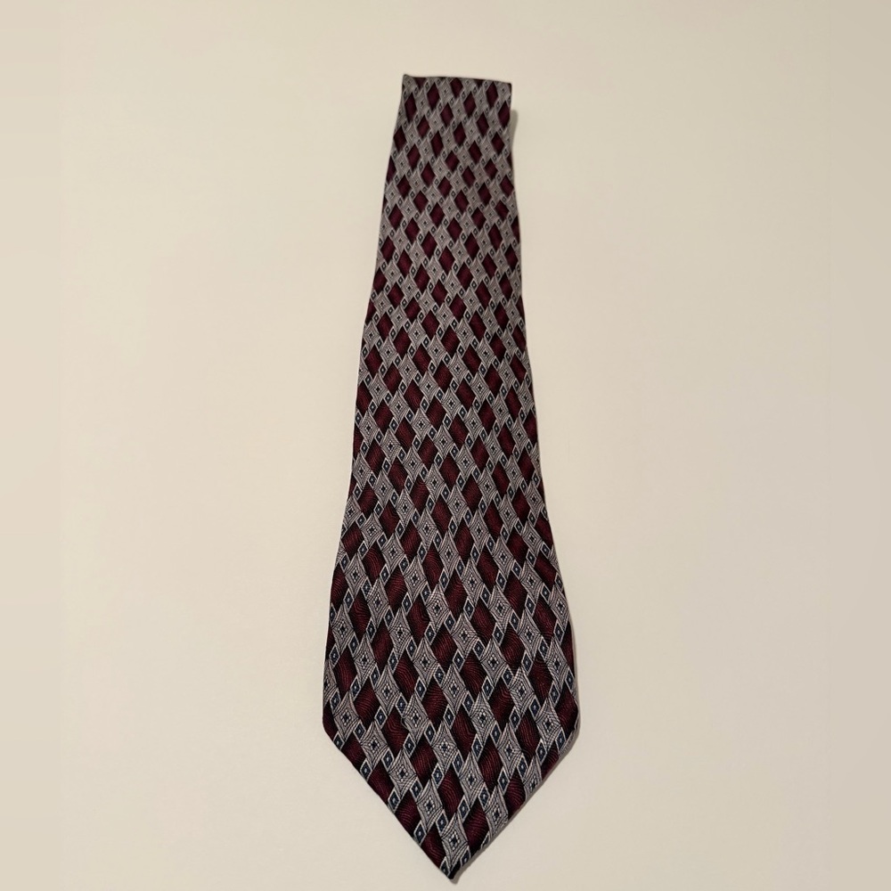 Roundtree & Yorke Burgundy Geometric Pattern Tie